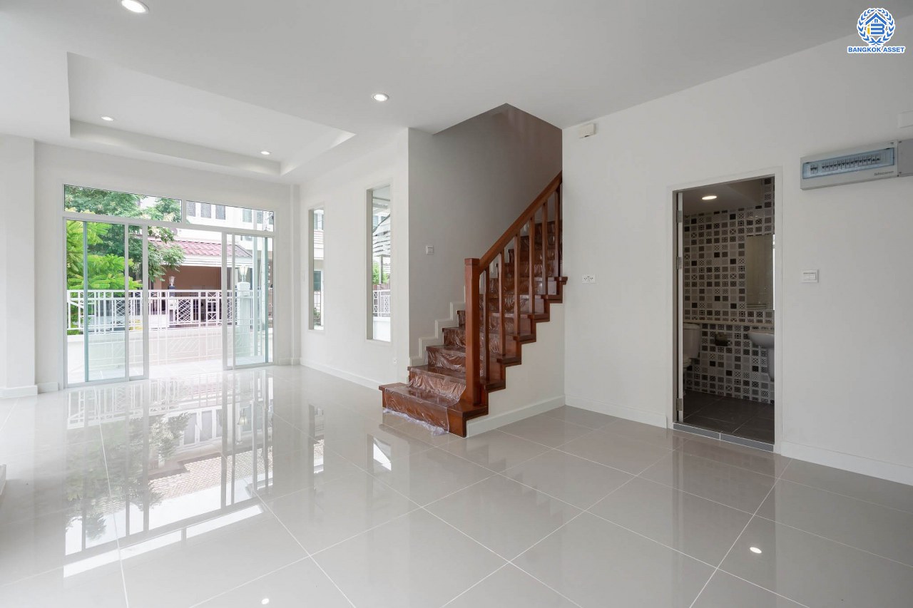 บ้านมือสองนนทบุรี ม.เอดรีม ราชพฤกษ์-ตลิ่งชัน หลังมุม เนื้อที่ 25.9 ตร.ว. ฟังก์ชันจัดเต็ม 3 ห้องนอน 2 ห้องน้ำ จอดรถได้ 1 คัน ตอบโจทย์ทุกการเข้าอยู่ รายล้อมด้วยสิ่งอำนวยความสะดวกมากมาย บนทำเลเดินทางสะดวก ใกล้ทางด่วน "ศรีรัช" และรถไฟฟ้าสายสีแดง "สถานีตลิ่งชัน"